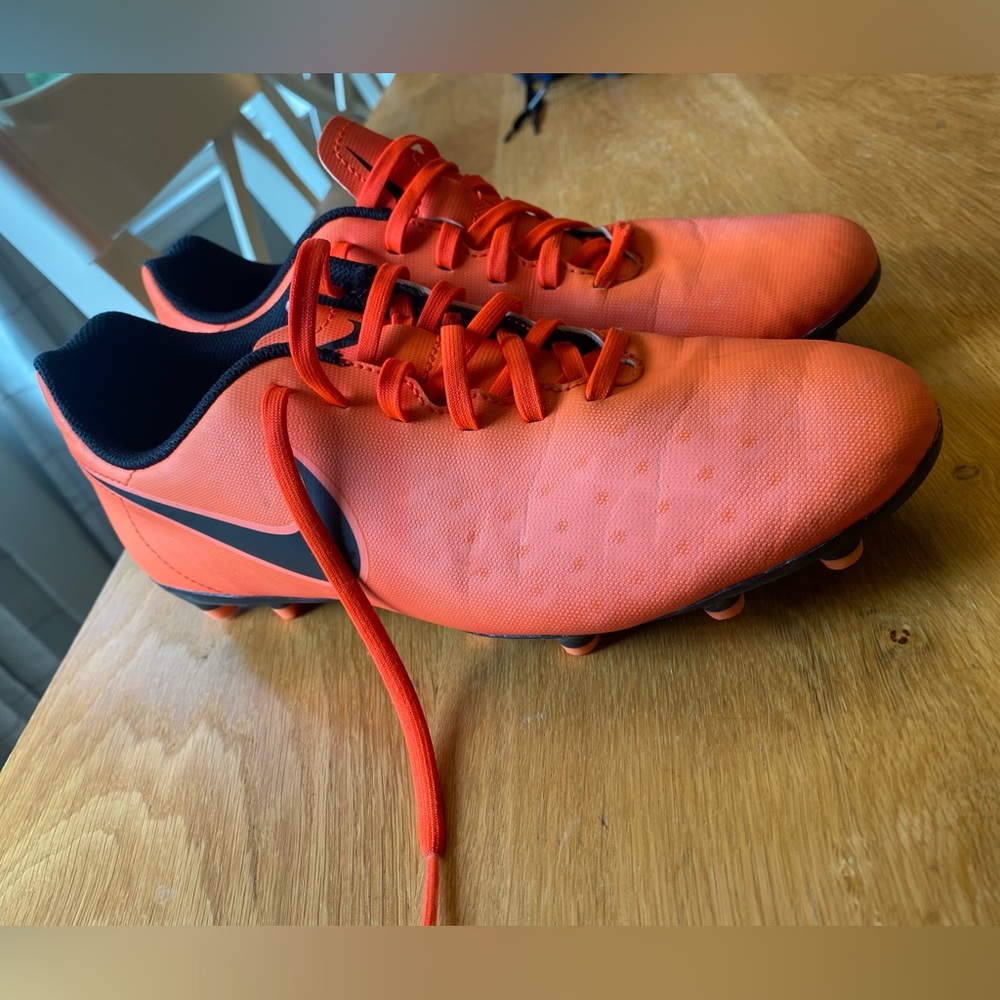 Nike size 7.5 soccer cleats